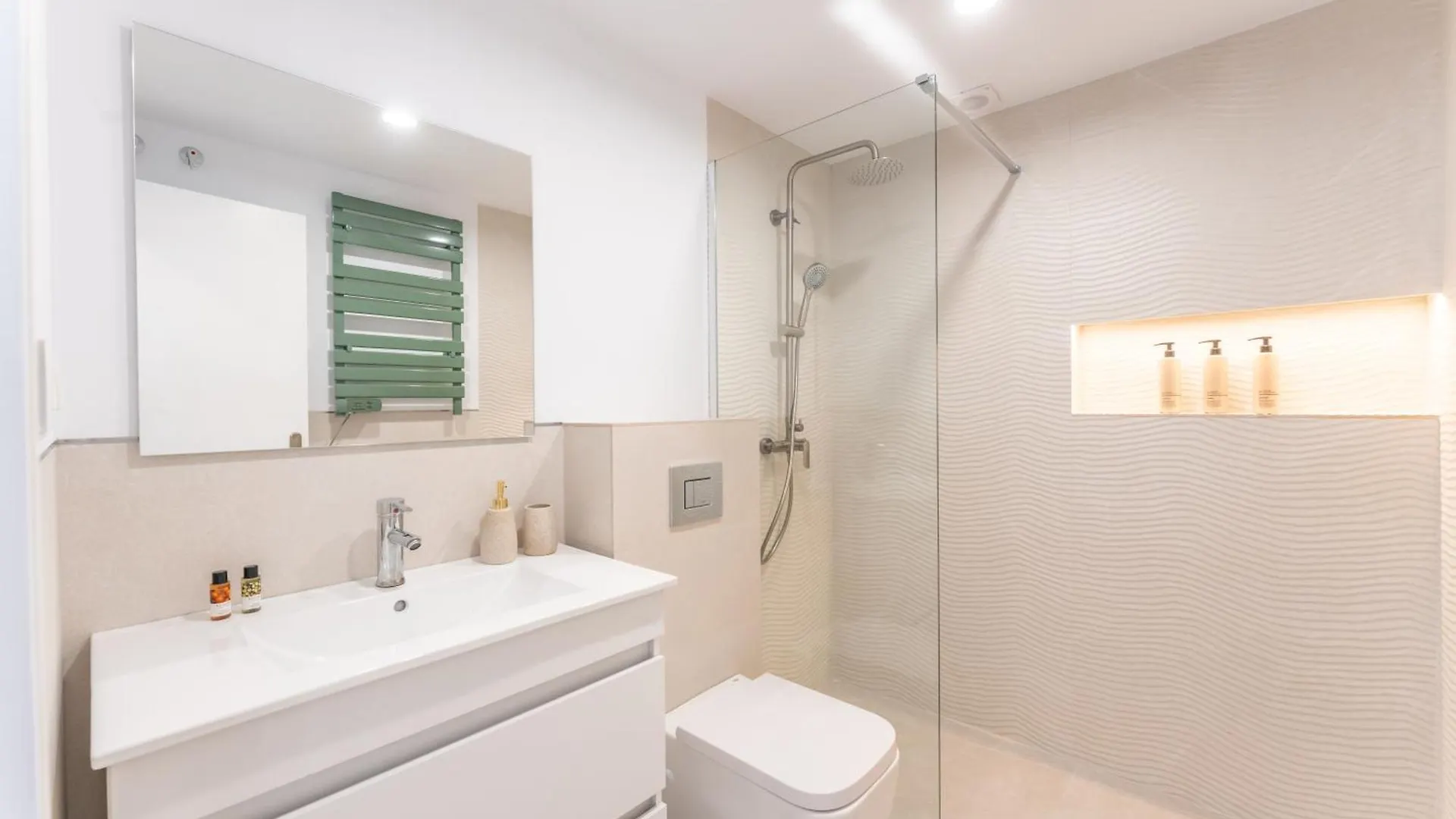 Renovated 2 Bedroom Apartment 5 Min Walk to the Beach Marbella Španělsko