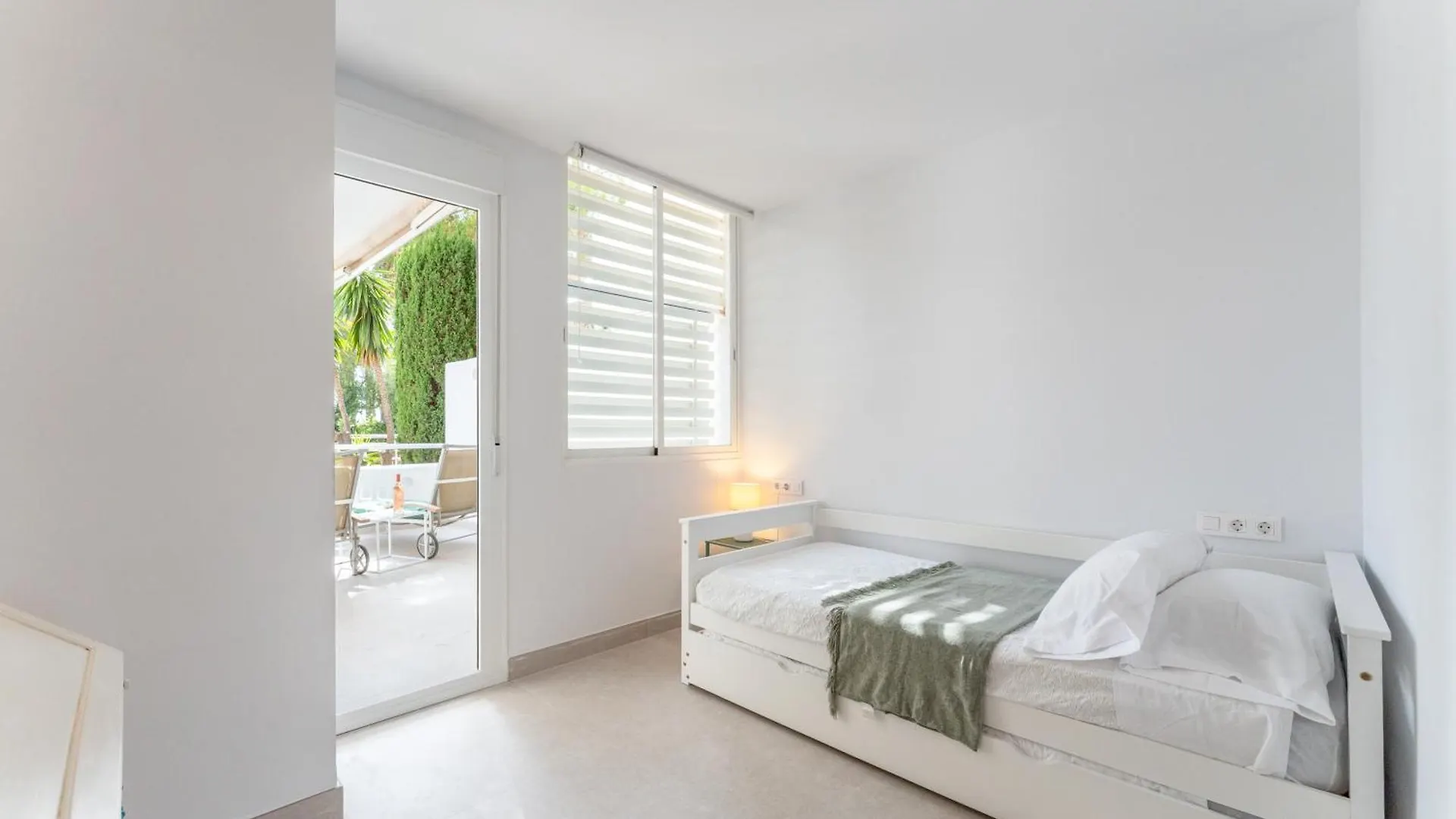 Renovated 2 Bedroom Apartment 5 Min Walk to the Beach Marbellac
