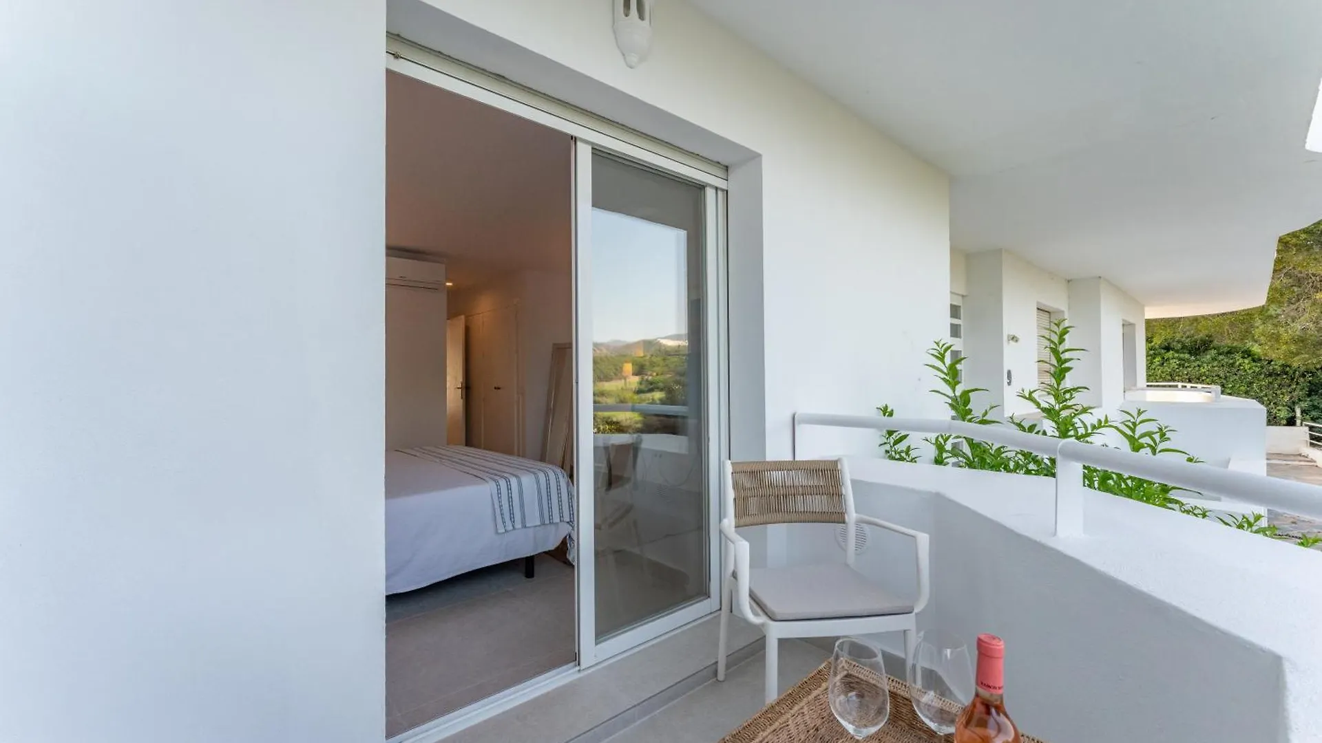 Renovated 2 Bedroom Apartment 5 Min Walk to the Beach Marbellac