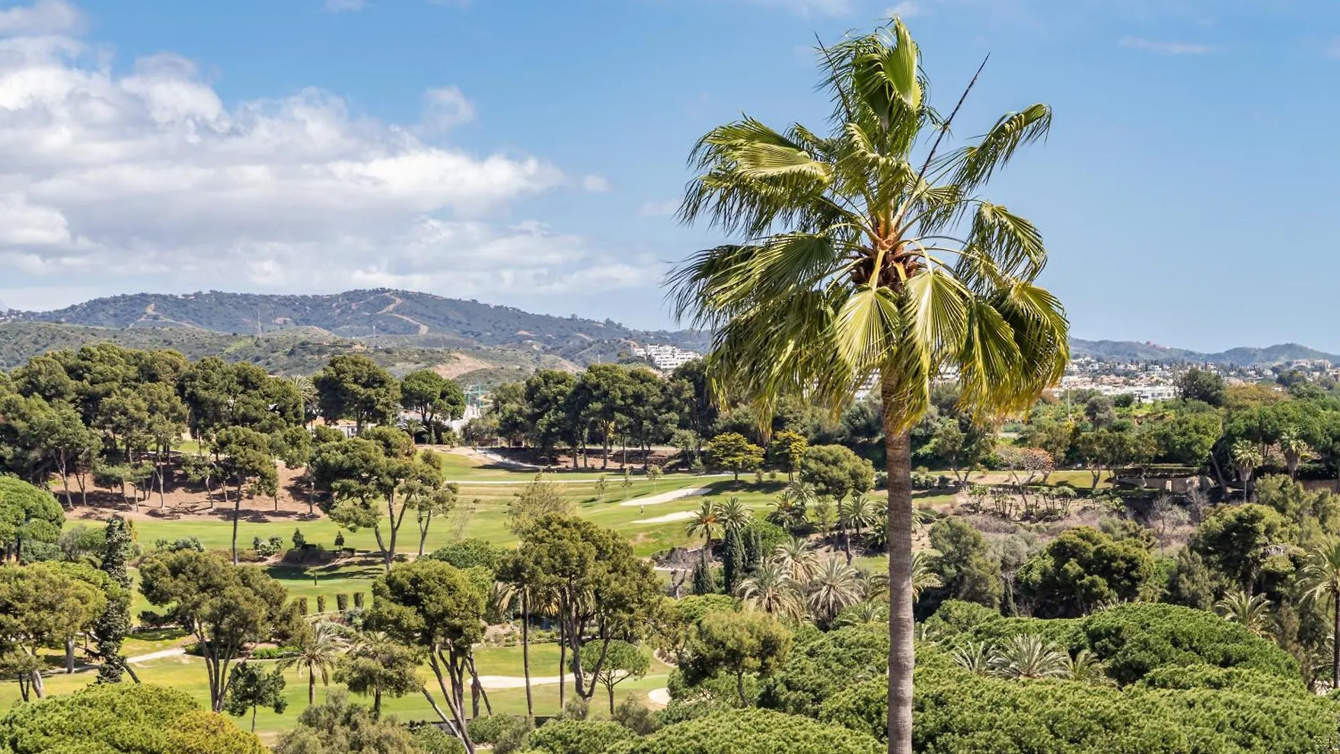 Renovated 2 Bedroom Apartment 5 Min Walk to the Beach Marbella
