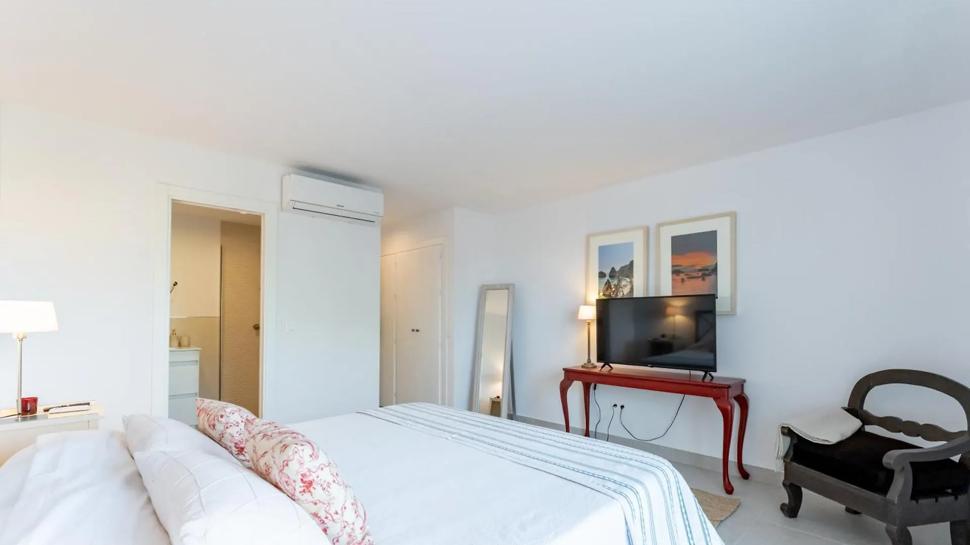 Renovated 2 Bedroom Apartment 5 Min Walk to the Beach Marbellac