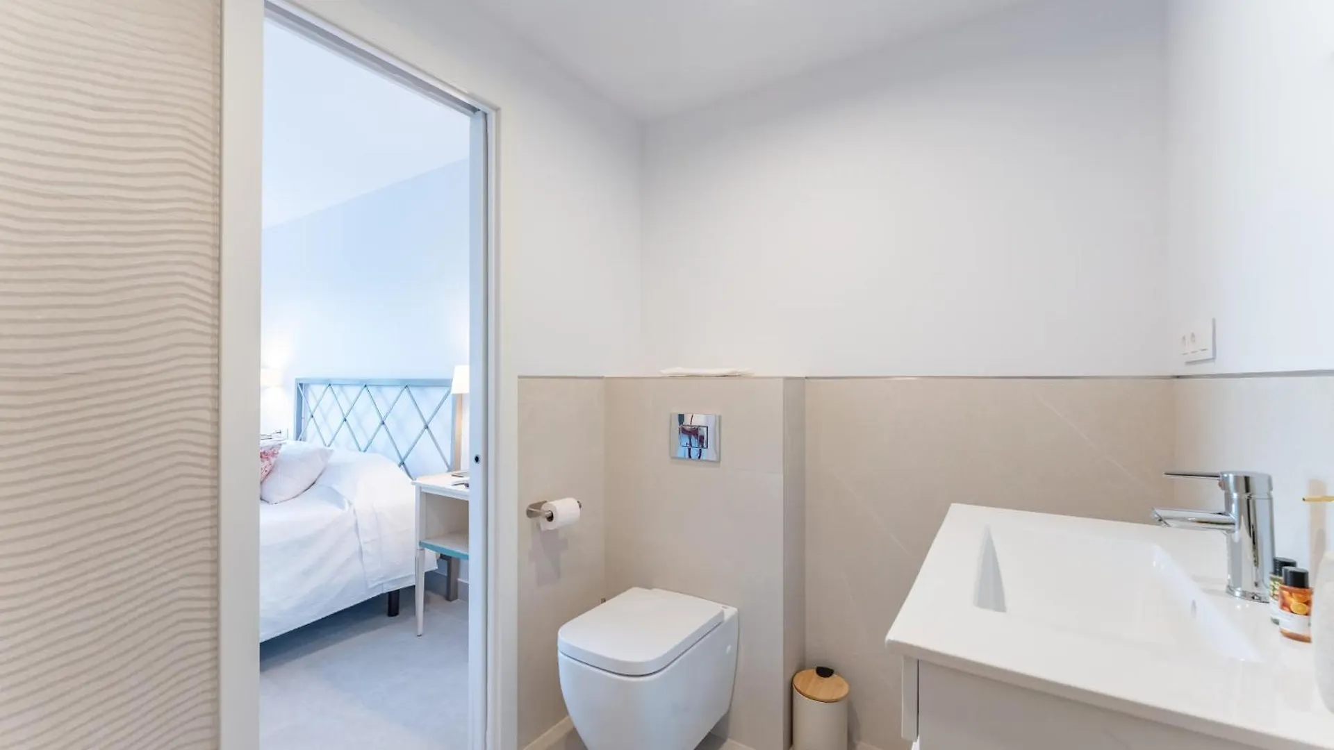 Renovated 2 Bedroom Apartment 5 Min Walk to the Beach Marbellac Espagne