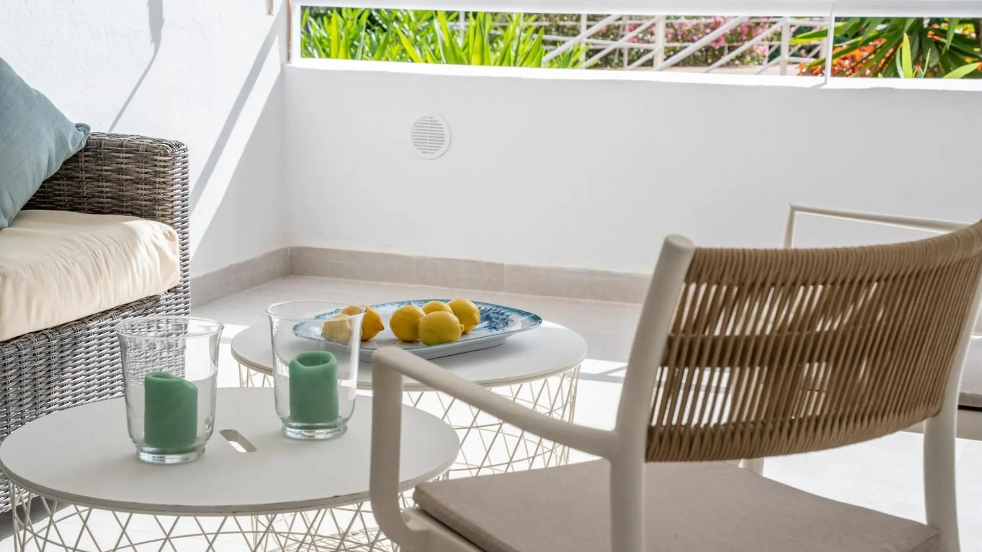 Renovated 2 Bedroom Apartment 5 Min Walk to the Beach Marbella 0*,  Španělsko
