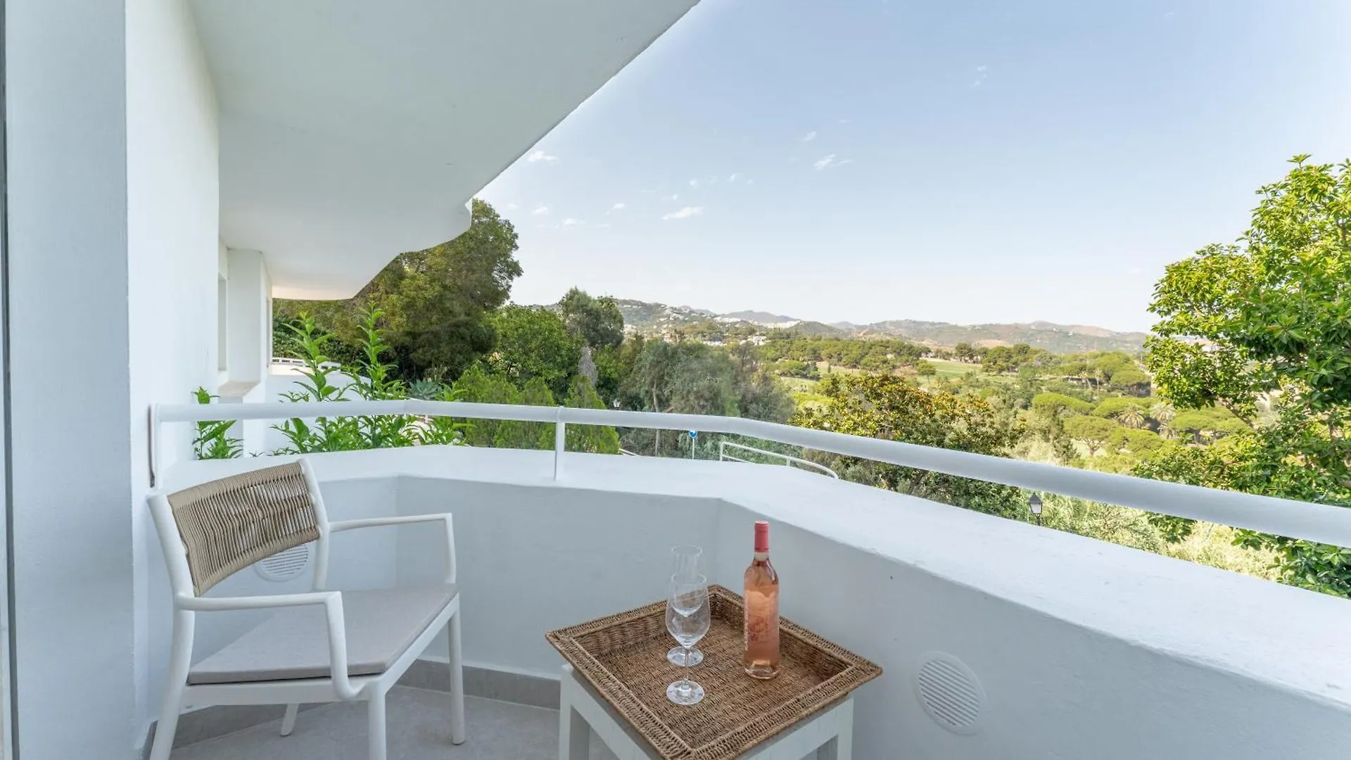 Renovated 2 Bedroom Apartment 5 Min Walk to the Beach Marbella