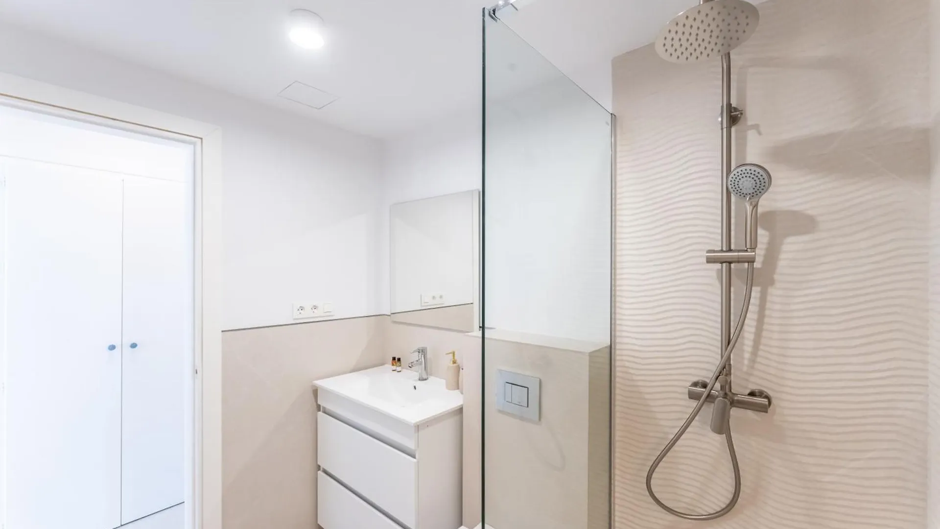 Renovated 2 Bedroom Apartment 5 Min Walk to the Beach Marbella Španělsko