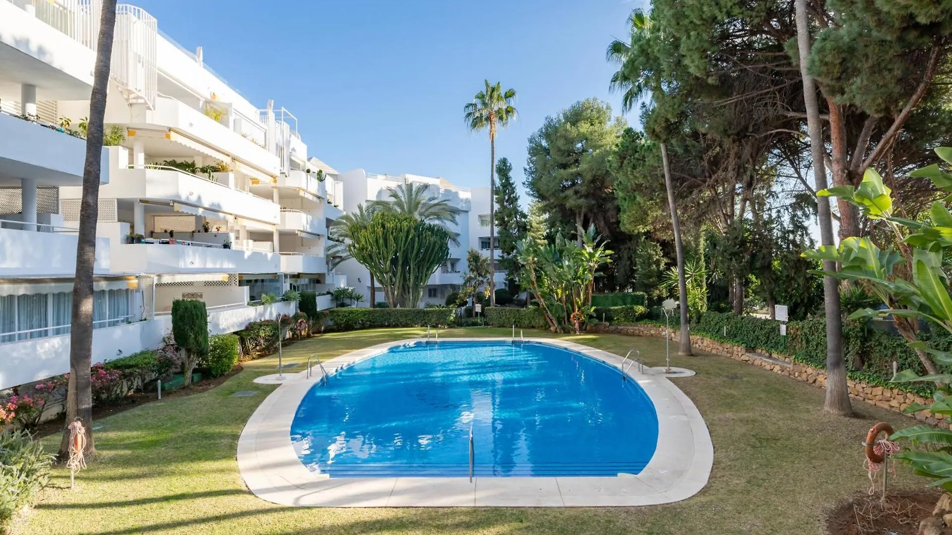 Renovated 2 Bedroom Apartment 5 Min Walk to the Beach Marbellac