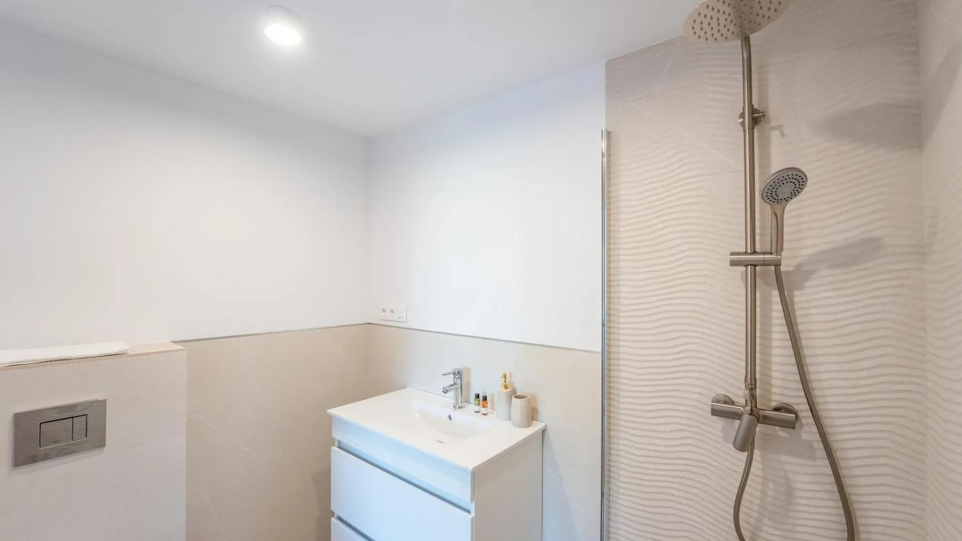 Renovated 2 Bedroom Apartment 5 Min Walk to the Beach Marbellac